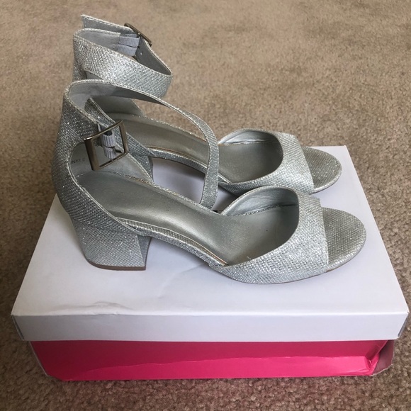 Silver Heels - Picture 3 of 3